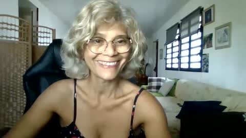 Snapshot of francelune chatting on February 2025 12:57:02 PM francelune online show from February 2025 12:57:02 PM
