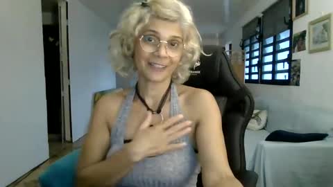 Snapshot of francelune chatting on February 2025 02:35:02 PM francelune online show from February 2025 02:35:02 PM