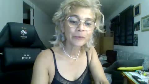 Snapshot of francelune chatting on March 2025 02:51:02 PM francelune online show from March 2025 02:51:02 PM