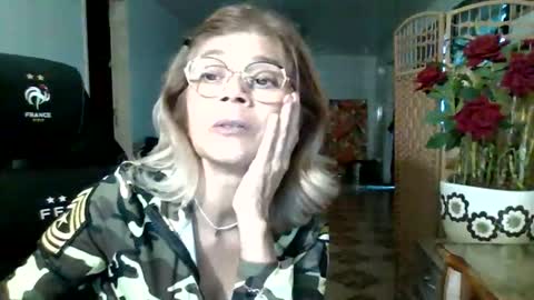 Snapshot of francelune chatting on September 2025 01:11:02 PM francelune online show from September 2025 01:11:02 PM
