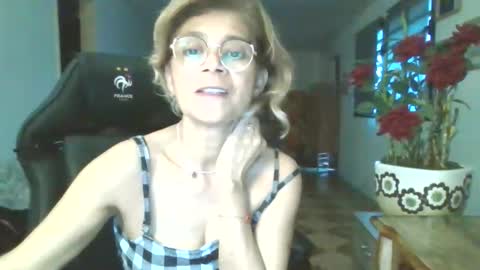 Snapshot of francelune chatting on September 2025 01:23:01 PM francelune online show from September 2025 01:23:01 PM