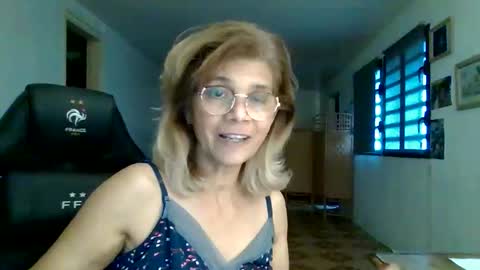 Snapshot of francelune chatting on September 2025 01:02:02 PM francelune online show from September 2025 01:02:02 PM