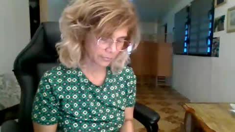 Snapshot of francelune chatting on September 2025 02:11:02 PM francelune online show from September 2025 02:11:02 PM