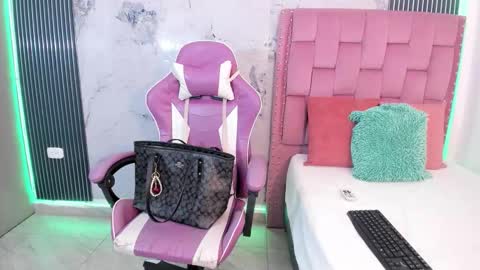 Laura online show from December 2025 07:53:02 PM