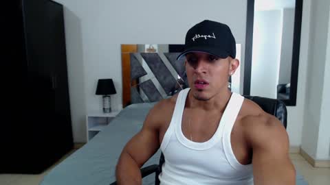 Snapshot of frank_heaven_shore chatting on January 2025 04:04:01 AM Frank online show from January 2025 04:04:01 AM