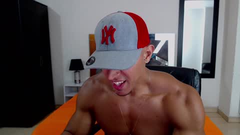 Snapshot of frank_heaven_shore chatting on January 2025 01:10:01 AM Frank online show from January 2025 01:10:01 AM