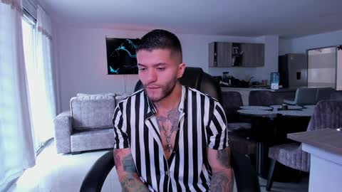 Snapshot of frankfarrellx chatting on January 2025 06:25:01 PM Frank Farrell. Hey remember to give me a thumbs up Ty online show from January 2025 06:25:01 PM