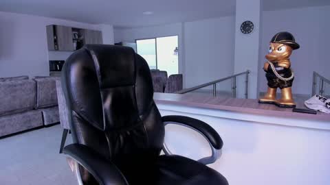 Snapshot of frankfarrellx chatting on January 2025 09:39:02 PM Frank Farrell. Hey remember to give me a thumbs up Ty online show from January 2025 09:39:02 PM
