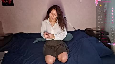 Mia online show from December 2025 12:32:01 PM