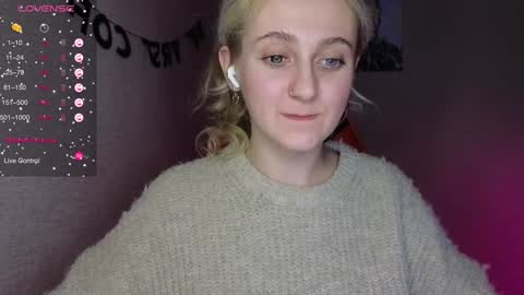 Snapshot of frosty_blueberries4 chatting on December 2024 01:43:02 PM ANA online show from December 2024 01:43:02 PM