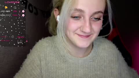 Snapshot of frosty_blueberries4 chatting on December 2024 09:53:02 PM ANA online show from December 2024 09:53:02 PM