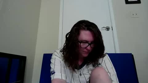 fuzzypeaches87 online show from June 2026 05:37:02 PM