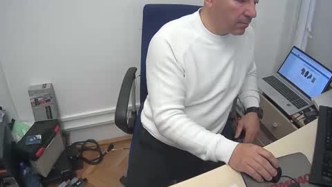 gabriel9_2003 online show from April 2026 07:03:01 AM