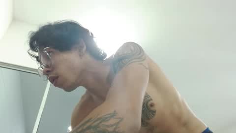 Snapshot of gekyunwasbanned chatting on November 2025 09:17:01 PM Andrs online show from November 2025 09:17:01 PM