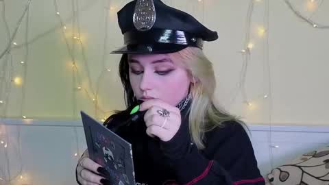 Ilona online show from November 2025 06:06:02 PM