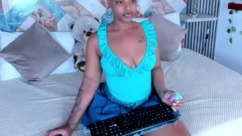 gigi_mane online show from October 2025 07:03:01 PM