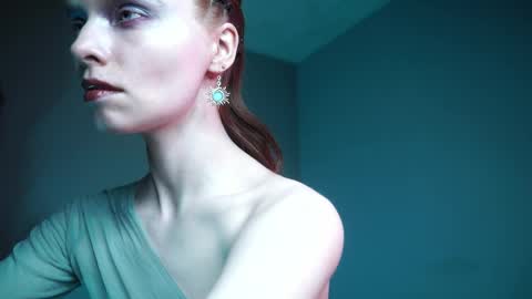        im expecting 350 thumbs up on my altar   online show from April 2026 10:12:01 PM