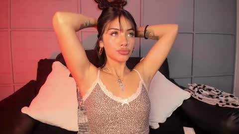 Snapshot of giovanna_oliveira chatting on January 2025 05:21:02 AM Giovanna online show from January 2025 05:21:02 AM