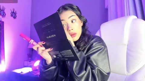 Snapshot of giovanna_oliveira chatting on October 2025 05:27:02 AM Giovanna online show from October 2025 05:27:02 AM