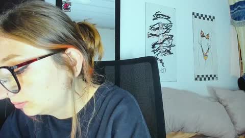 Snapshot of girlsativa chatting on December 2024 03:20:01 AM Maze    Thumbs up online show from December 2024 03:20:01 AM