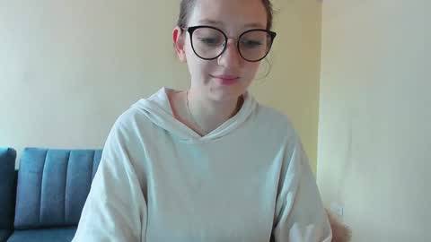 Snapshot of girlsativa chatting on January 2025 04:00:01 PM Maze    Thumbs up online show from January 2025 04:00:01 PM