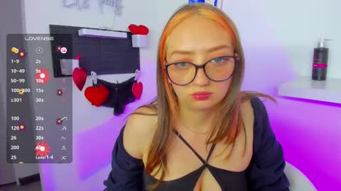 Snapshot of girlsativa chatting on October 2025 06:43:01 PM Maze    Thumbs up online show from October 2025 06:43:01 PM