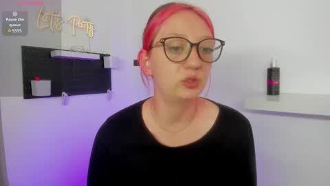 Snapshot of girlsativa chatting on October 2025 03:23:02 PM Maze    Thumbs up online show from October 2025 03:23:02 PM