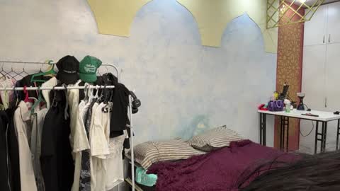 Mia online show from April 2026 10:42:02 AM