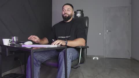 Matthew .. for short call me Matt online show from October 2025 09:57:01 PM