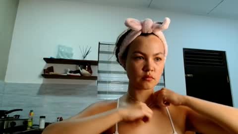 Snapshot of glitter_doll chatting on October 2025 07:53:02 AM glitter_doll online show from October 2025 07:53:02 AM