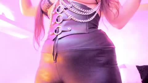 Mimi online show from November 2025 07:57:01 PM