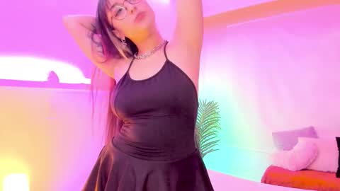 Mimi online show from November 2025 07:21:01 PM