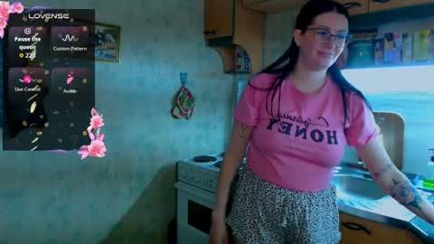 Snapshot of goldenwitchx chatting on April 2026 05:11:01 PM Polina online show from April 2026 05:11:01 PM