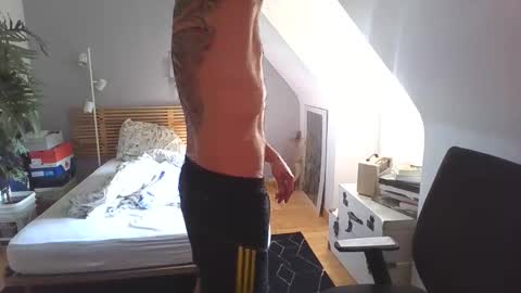 goura2000 online show from October 2025 02:28:01 PM