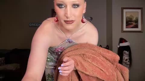 Snapshot of greenxxxqueen chatting on December 2024 05:29:02 AM SexQueen Nikki online show from December 2024 05:29:02 AM