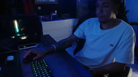 Snapshot of guayaco_ chatting on November 2025 06:12:01 PM Guayaco online show from November 2025 06:12:01 PM