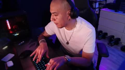 Snapshot of guayaco_ chatting on February 2026 06:37:02 PM Guayaco online show from February 2026 06:37:02 PM