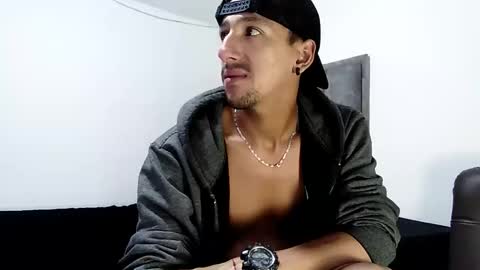 Snapshot of guykarim chatting on February 2025 06:06:01 AM karim online show from February 2025 06:06:01 AM