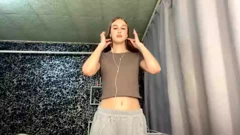 Snapshot of gwenmestayer chatting on October 2025 08:06:02 PM Gwen online show from October 2025 08:06:02 PM