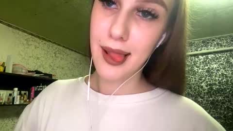 Snapshot of gwenmestayer chatting on October 2025 08:42:02 PM Gwen online show from October 2025 08:42:02 PM