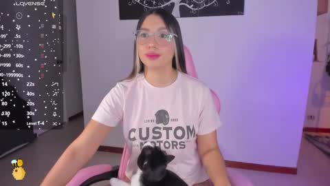 Snapshot of h3y_mia3 chatting on February 2025 06:39:01 AM Paulina  online show from February 2025 06:39:01 AM