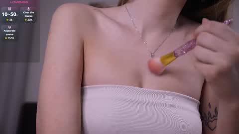 Snapshot of hadleynichols chatting on February 2026 01:11:02 AM Hi Im Rebecca Glad to see you in my room PVT is open online show from February 2026 01:11:02 AM