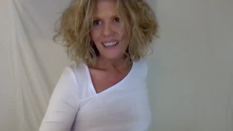 Snapshot of haileys123 chatting on December 2024 02:12:02 AM Hailey online show from December 2024 02:12:02 AM