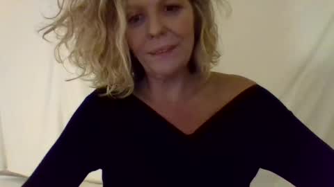 Snapshot of haileys123 chatting on December 2024 05:02:01 AM Hailey online show from December 2024 05:02:01 AM