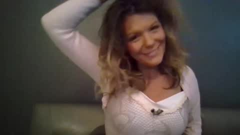 Snapshot of haileys123 chatting on December 2025 09:33:01 PM Hailey online show from December 2025 09:33:01 PM