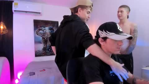 leonardfarrucknick and otis online show from November 2025 02:23:02 AM