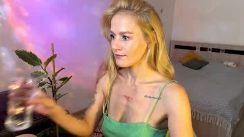 hannah levis  online show from October 2025 08:09:02 AM