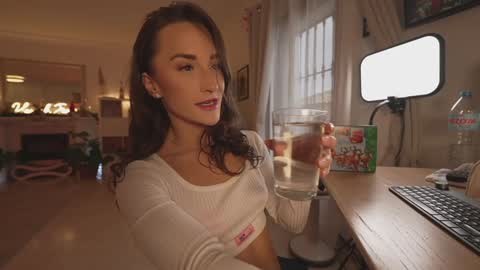 Snapshot of hannahjames710 chatting on December 2025 03:30:01 PM Hannah James online show from December 2025 03:30:01 PM