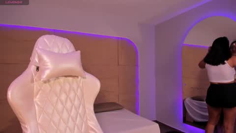 Snapshot of hannahmonttgomery chatting on December 2025 04:23:02 PM hannahmonttgomery Help me reach 100 Hands up online show from December 2025 04:23:02 PM