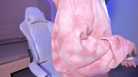 Snapshot of hannahmonttgomery chatting on December 2025 08:13:02 PM hannahmonttgomery Help me reach 100 Hands up online show from December 2025 08:13:02 PM